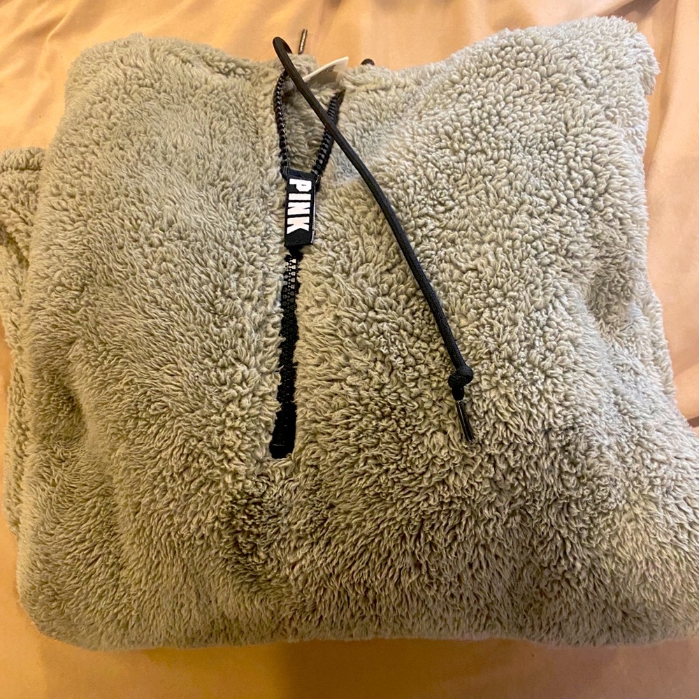 FLUFFY HOODIE !!